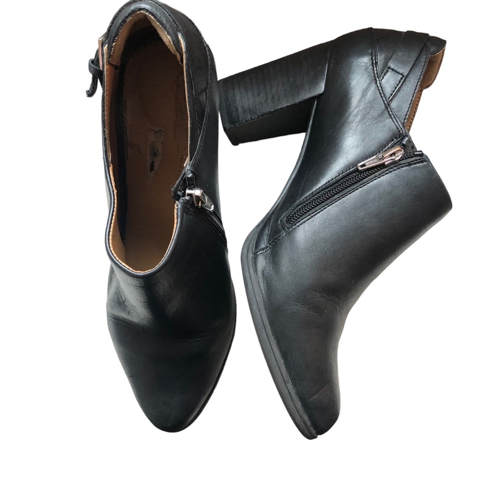 Clarks Artisan Black Leather Heeled Booties (size 10M)